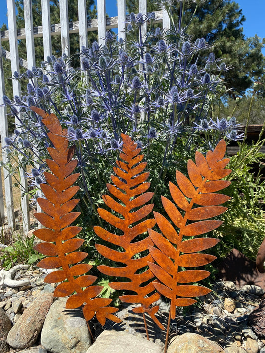 Large Rusty Metal Fern Garden Stakes: Natural Rust Finish