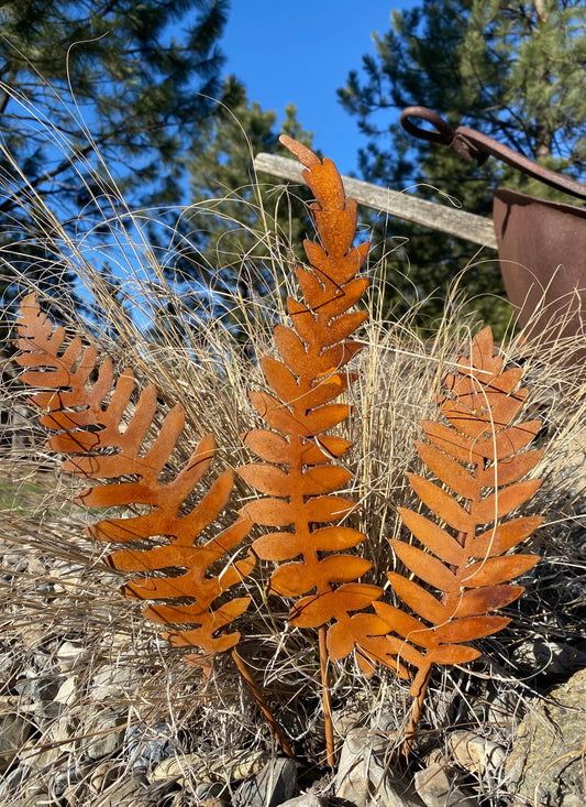 Rusty Metal Fern Garden Stakes: Natural Rust Finish