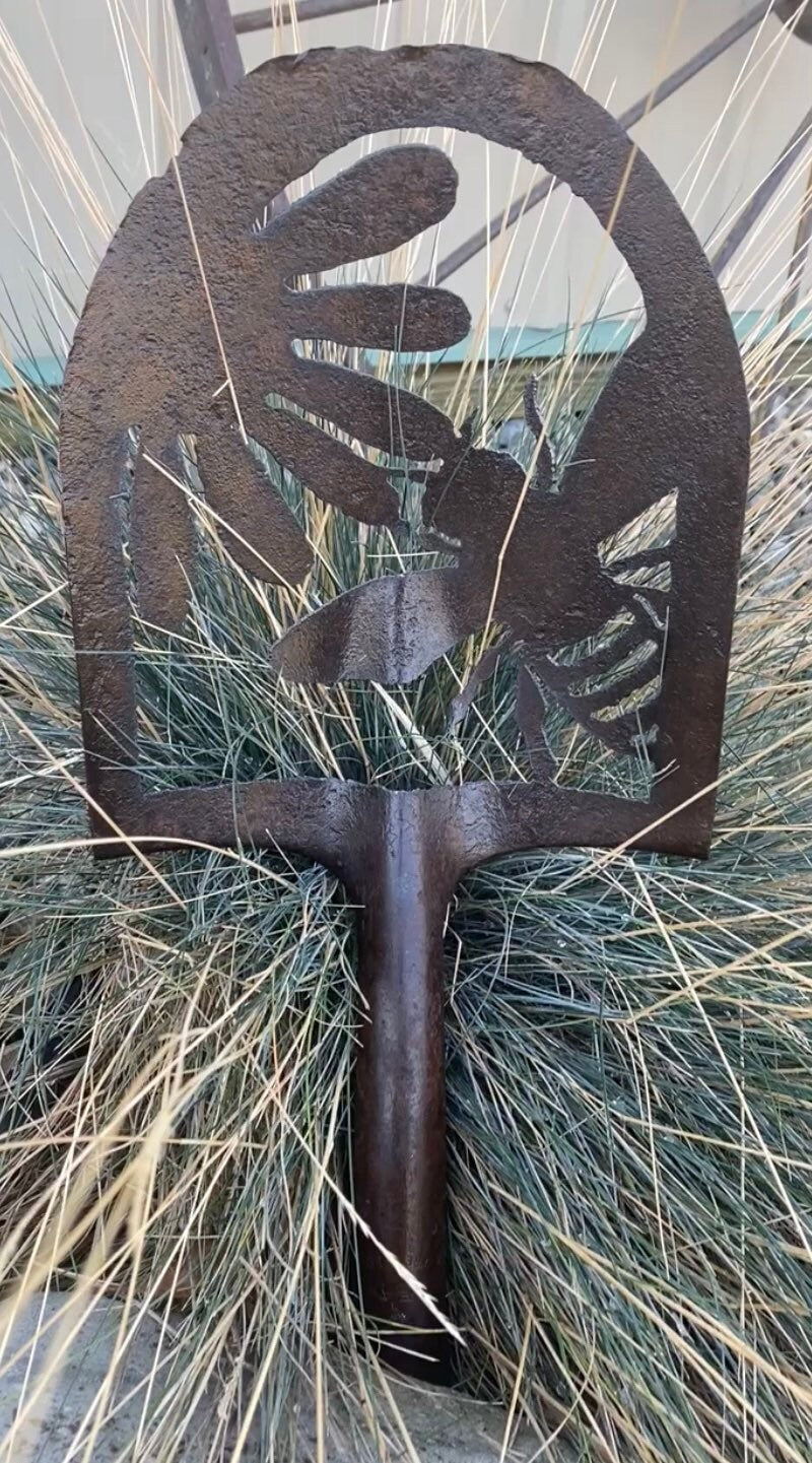 Rusty Shovel Garden Art: Bee & Flower Metal Decor